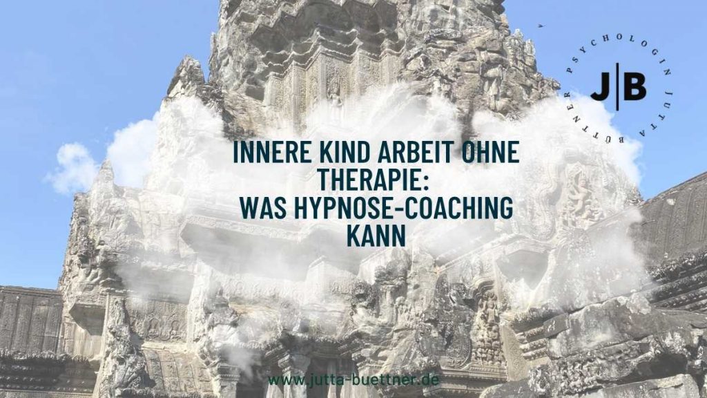 Innere Kind arbeit ohne Therapie: Hypnosecoaching steht in einer Wolke. Dahinter ein schönes Bild aus Kambodscha.