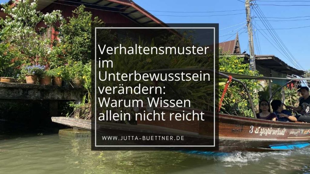 Der Text steht auf einem Bild, auf dem ein Floating Market in Kambodscha zu sehen ist. Das Bild ist Dekoration.